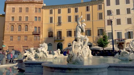 Gente-En-La-Piazza-Navona-Con-Fontana-Del-Moro,-Fuente-Mora-En-Roma,-Italia