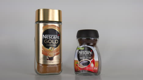 Nescafe-Instantkaffee,-Kommerziell,-Marke,-Beliebtes-Getränk,-Espresso,-Marketing,-Verpackung,-Getränk,-Frühstück,-Geröstet,-Produkt,-Handelsware