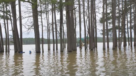 Parque-Infantil-Inundado-árboles-Estacionamiento-Lago-Allatoona-Georgia-Cámara-Lenta