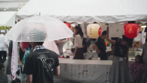 Hombre-Sosteniendo-Un-Paraguas-Bajo-La-Lluvia-Durante-El-Festival-Gion-Matsuri-En-Kyoto,-Japón---Primer-Plano