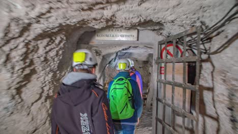 Gruppe-Von-Besuchern,-Die-Durch-Den-Durchgang-Im-Touristenbergwerk-Podzemlje-Pece-Gehen