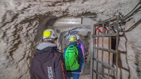 Grupo-De-Visitantes-Caminando-Por-El-Pasaje-En-La-Mina-Turística-Podzemlje-Pece