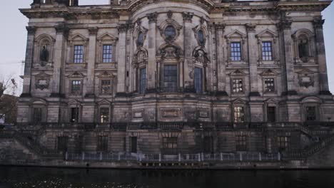 Impresionante-Exterior-Del-Edificio-De-La-Catedral-De-Berlín-Con-Cúpula-Renacentista,-Inclinado-Hacia-Arriba