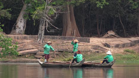 Mittlere-Aufnahme-Asiatischer-Damen-In-Booten,-Die-Den-Wassergraben-Um-Angkor-Wat-In-Kambodscha-Reinigen
