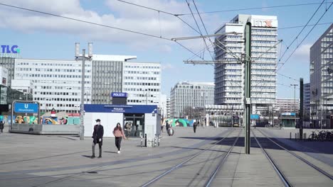 Mann-Mit-Atemmaske-Auf-Leerer-Straße-Am-Berliner-Alexanderplatz,-Koronakrise