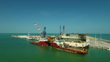 Aerial-view-of-ships-and-an-oil-platform