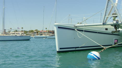 Catamarán-Blanco-A-Cámara-Lenta-En-El-Puerto-De-Newport