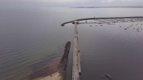 Drohnen-Luftaufnahme-Des-St.-Kilda-Pier,-Schwenk-Von-Unten-Nach-Oben,-Bewölkter-Grauer-Tag,-Australien-Melbourne