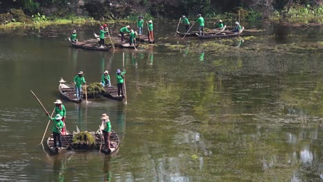 Weitwinkelaufnahme-Von-Asiatischen-Damen-In-Booten,-Die-Den-Wassergraben-Um-Angkor-Wat-In-Kambodscha-Reinigen