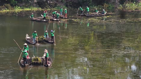 Plano-General-De-Damas-Asiáticas-En-Botes-Limpiando-El-Foso-Alrededor-De-Angkor-Wat-En-Camboya