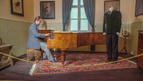 Ein-Weißer-Herr-In-Grauer-Uniform,-Der-Im-Sperrbereich-Des-Kunstmuseums-Klavier-Spielt