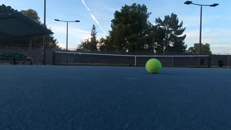 Nahaufnahme:-Ein-Gelber-Tennisball-Rollt-In-Den-Duce-Platz