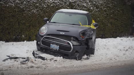 Mini-Cooper-Stürzte-Im-Schnee-Ab