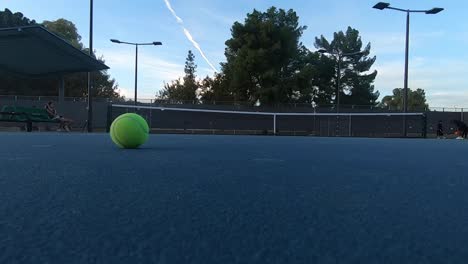Nahaufnahme-Eines-Gelben-Tennisballs,-Der-In-Das-Werbefeld-Rollt