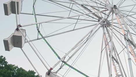 Riesenrad-Dreht-Sich-In-Der-Sommernacht-In-Pennsylvania,-Nach-Oben-Kippen,-Nach-Rechts-Schwenken,-Zeitlupe