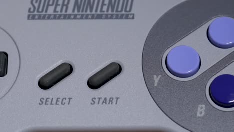 Primer-Plano-Del-Controlador-De-La-Consola-De-Videojuegos-Super-Nintendo