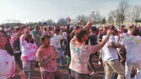 Weitwinkelaufnahme-In-Der-Menschenmenge,-Die-Beim-Holi-Festival-Tanzt-Und-Feiert