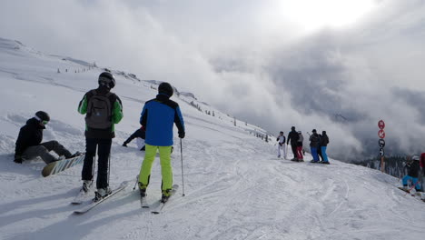 Skifahrer-Und-Snowboarder-Auf-Dem-Gipfel-Des-Berges