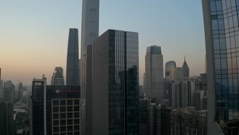Guangzhou-Central-Buildings-District-Auf-Einem-Farbenprächtigen-Sonnenuntergang