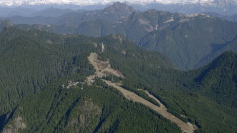 Asombrosas-Laderas-Rocosas-Y-Verdes-De-La-Montaña-Grouse-En-Vancouver,-Canadá---Toma-Aérea