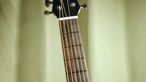 Obra-De-Arte-Guitarra-Acústica-Personalizada-En-Tokio,-Japón