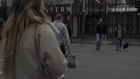 Gente-Cruzando-La-Calle-Frente-A-La-Estación-De-Tren-Redfern---Brote-De-Coronavirus-Pandémico---Sydney,-Nsw,-Australia