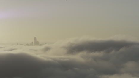 Heavy-cloud-cover-with-san-francisco-city-skyline-in-background