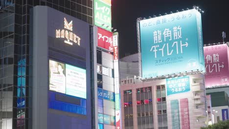 Monitor-En-El-Imán-Por-El-Edificio-Shibuya109-En-El-Cruce-De-Shibuya-Por-La-Noche---Centro-Comercial-En-Tokio,-Japón