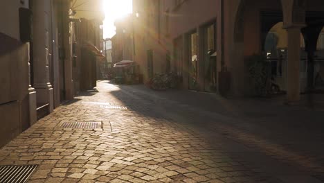 Spaziergang-Auf-Einer-Leeren,-Gepflasterten-Straße-In-Einer-Kleinen-Italienischen-Stadt-Während-Des-Ausbruchs-Des-Covid-19-Virus-Und-Der-Sperrung-Am-Sonnigen-Morgen