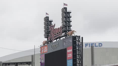 Marquesina-Del-Campo-Izquierdo-De-Los-Tigres-De-Detroit-Con-Ford-Field-Visible-Más-Allá