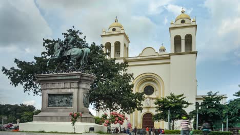 Ein-Zeitraffer-Einer-Tagesansicht-Der-Kathedrale-Von-San-Salvador-Und-Der-Statue-Von-Gerardo-Barrios-Im-Historischen-Viertel-Der-Stadt