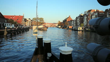 Zeitrafferaufnahme-Des-Flusses-In-Der-Stadt-Leiden-Mit-Fahrenden-Menschen-In-Touristenbooten-Bei-Sonnenuntergang