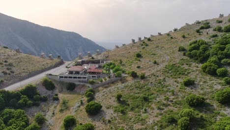 Klippenhaus-Herrenhaus,-Das-Am-Rande-Von-Spinalonga,-Kreta,-Griechenland,-Aus-Der-Luft-Lebt
