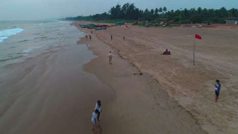 Kumta-Beach,-Südindien,-Sauberer-Strand,-Fischerboot,-Menschen,-Die-Sich-Daran-Erfreuen