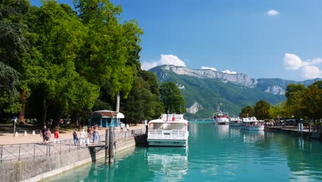 Panning-shot-of-the-canal-and-lake-of-Annecy,-France,-during-the-Coronavirus-pandemia