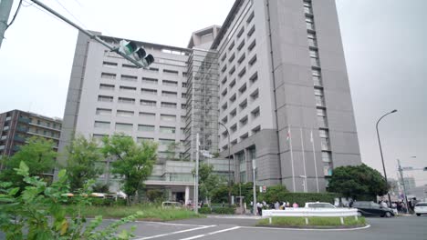 Tiro-Inclinado-Del-Exterior-Contemporáneo-De-La-Oficina-De-Inmigración-En-Tokio,-Japón