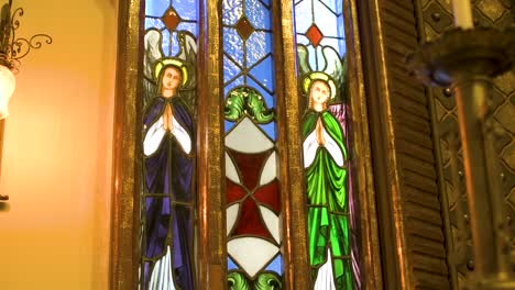 Toma-Panorámica-Vertical-De-Las-Hermosas-Ventanas-De-La-Iglesia