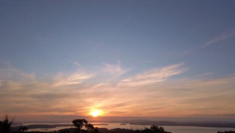 Wunderschöner-Feuersonnenuntergang-über-Dem-Aussichtspunkt-Gan-Gan-Hill-In-Der-Nelson-Bay