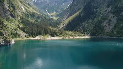Soft-traveling-on-Lake-Lauvitel-in-the-French-Alps