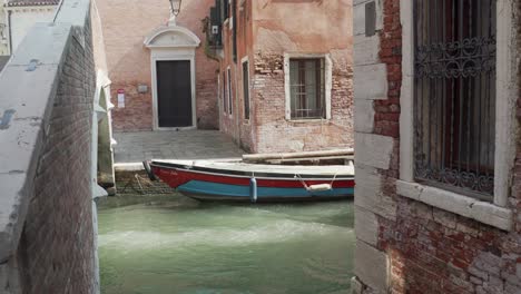 Motorboat-and-venetian-watertaxi-on-canal,-Venice