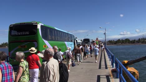 Turistas-Abordando-Sus-Autobuses-Para-Excursiones