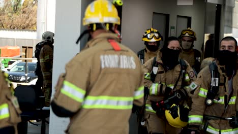 Feuerwehrleute-Verlassen-Das-Krankenhaus-In-Santa-Luzia,-Nachdem-Sie-Auf-Einen-Brand-Reagiert-Haben