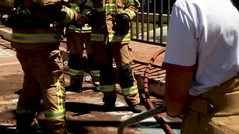 Ein-Luftgebläse-Hilft-Bei-Der-Reinigung-Der-Schutzausrüstung,-Die-Von-Feuerwehrleuten-Getragen-Wird,-Die-Auf-Einen-Brand-In-Einem-Covid-19-Krankenhaus-Reagierten