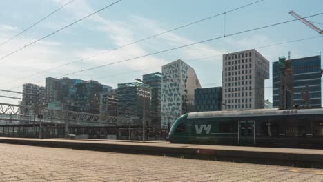 Belebter-Pendlerverkehr-Am-Bahnhof-Im-Stadtzentrum-Von-Oslo,-Zeitraffer-Herauszoomen