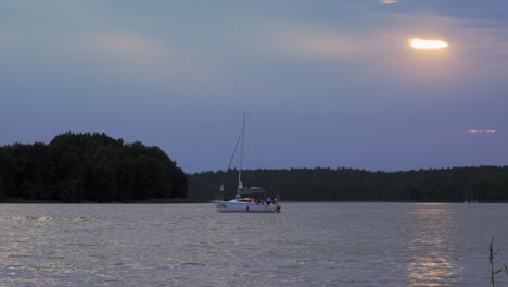 Touristen-Genießen-Eine-Bootsfahrt-Bei-Sonnenuntergang-Auf-Den-Wellen-Von-Wdzydze-Kiszewskie,-Polen