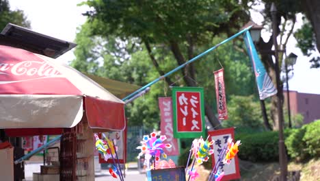 Flyer-Und-Plakate,-Die-Vor-Einem-Japanischen-Laden-Aufgehängt-Wurden,-In-Dem-Eis-Und-Andere-Lebensmittel-In-Sommerlicher-Zeitlupe-Verkauft-Wurden