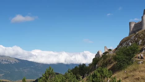 Rocca-Calascio-ancient-mountaintop-fortress-in-Abruzzo,-Italy
