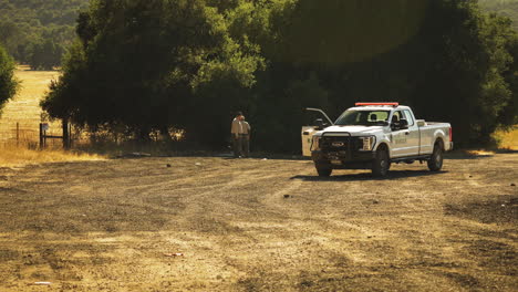 State-Park-Ranger-Ermitteln-In-Cachuma,-Kalifornien-–-Statische-Aufladung