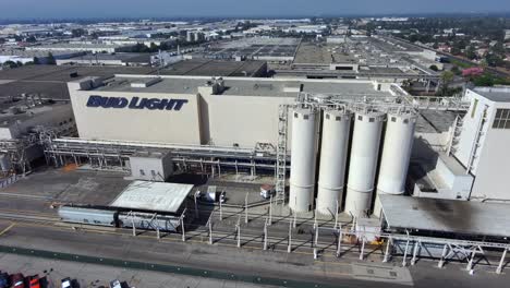 Luftaufnahme-Der-Brauereianlage---Anheuser-Busch-Bud-Light-Factory,-In-Los-Angeles,-Kalifornien,-USA---Orbit,-Drohnenaufnahme