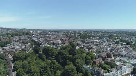 Grünes-Und-Sonniges-Stadtbild-Einer-Atemberaubenden-Stadt-In-Exeter